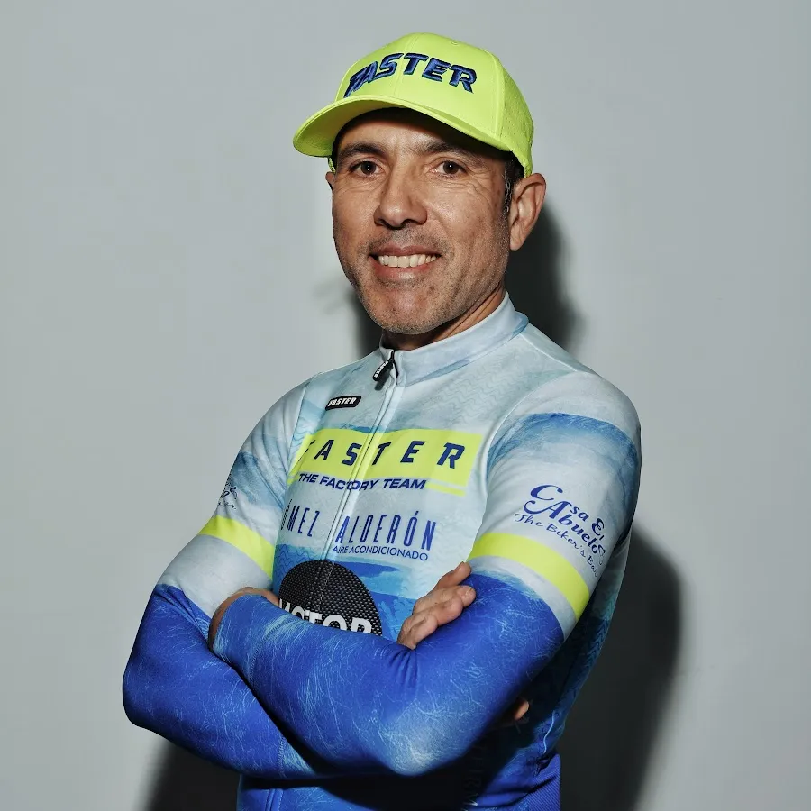 Jorge Salmerón Fernández con gorra y equipación de ciclismo.